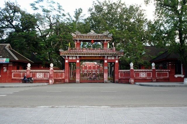 Quốc Học là trường trung học đệ nhất cấp đầu tiên ở Huế. Ngay từ lúc sáng lập, giáo trình được dạy bằng tiếng Việt cùng với tiếng Pháp